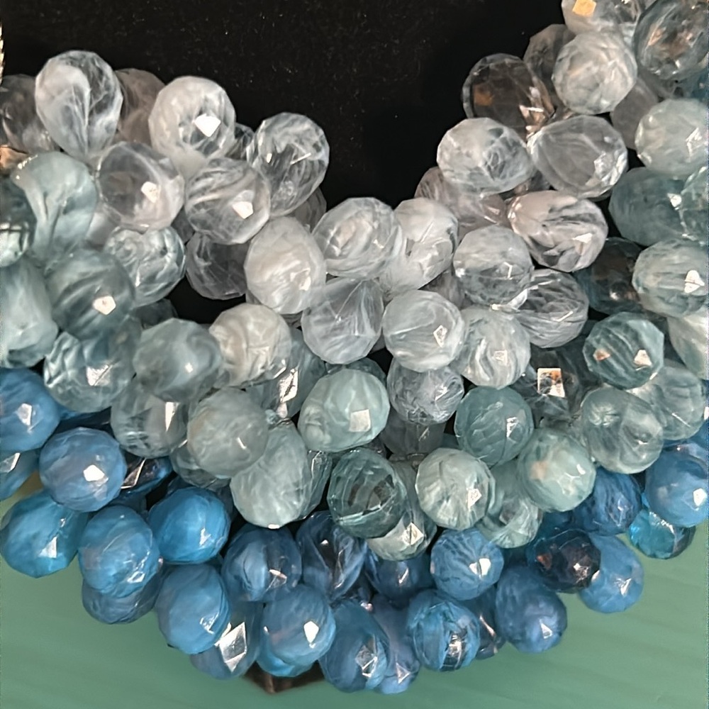 Loft Faceted Ocean Blues Statement Necklace on Silver Tone Oval Link Chain - Picture 5 of 6